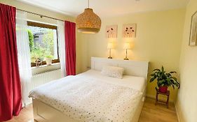 Souterrainwohnung mit großem Garten und Sauna